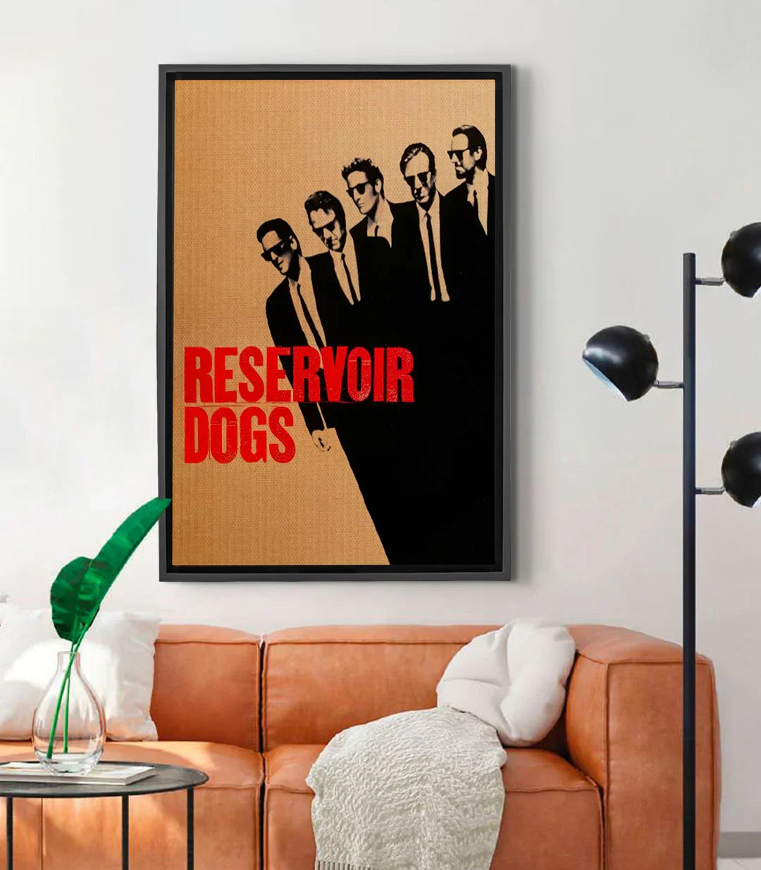 Cuadro póster Reservoir Dogs Massinart — cinco siluetas de hombres en traje sobre fondo beige con tipografía en rojo