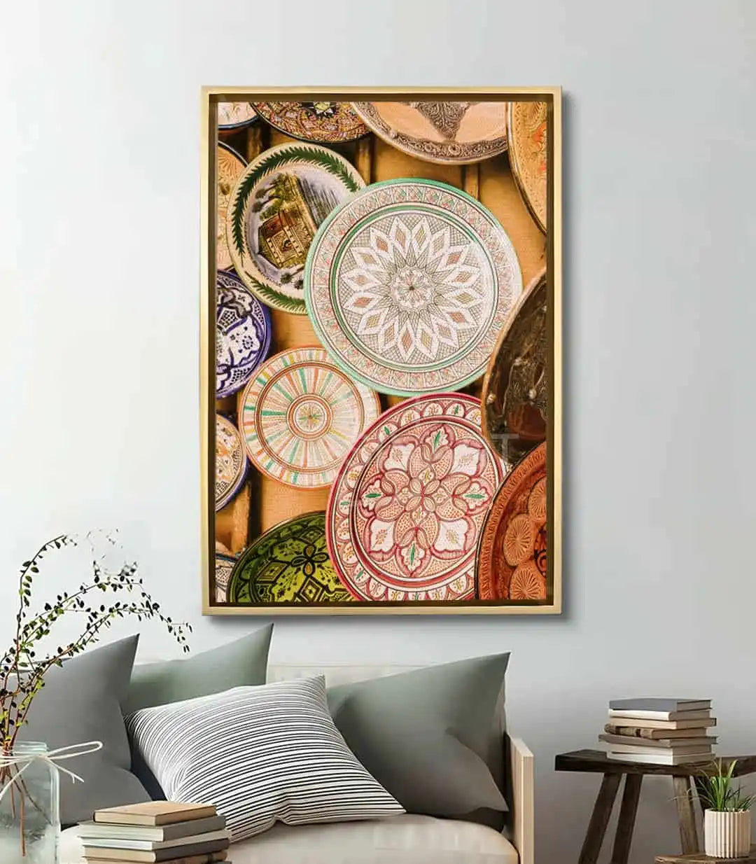 Cuadro de platos cerámicos marroquíes en salón moderno decoración Massinart