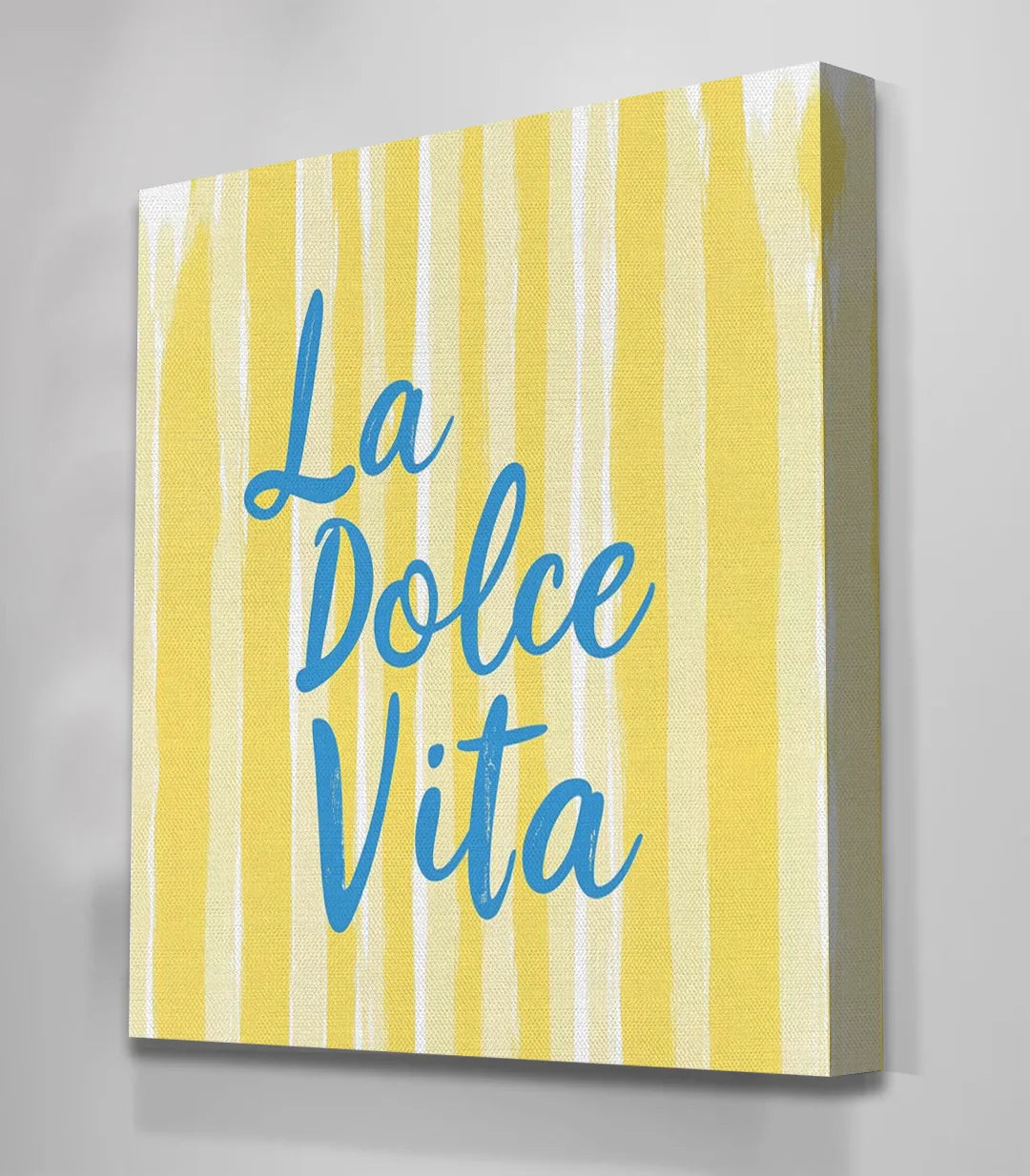 Mural de cuadros en cocina con tonos azules estilo mediterráneo