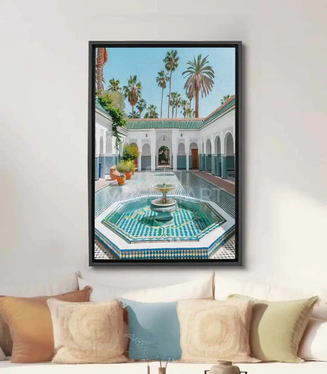 Cuadro Palacio de la Bahía — patio marroquí con zellige azul y blanco, arcadas y palmeras | Massinart