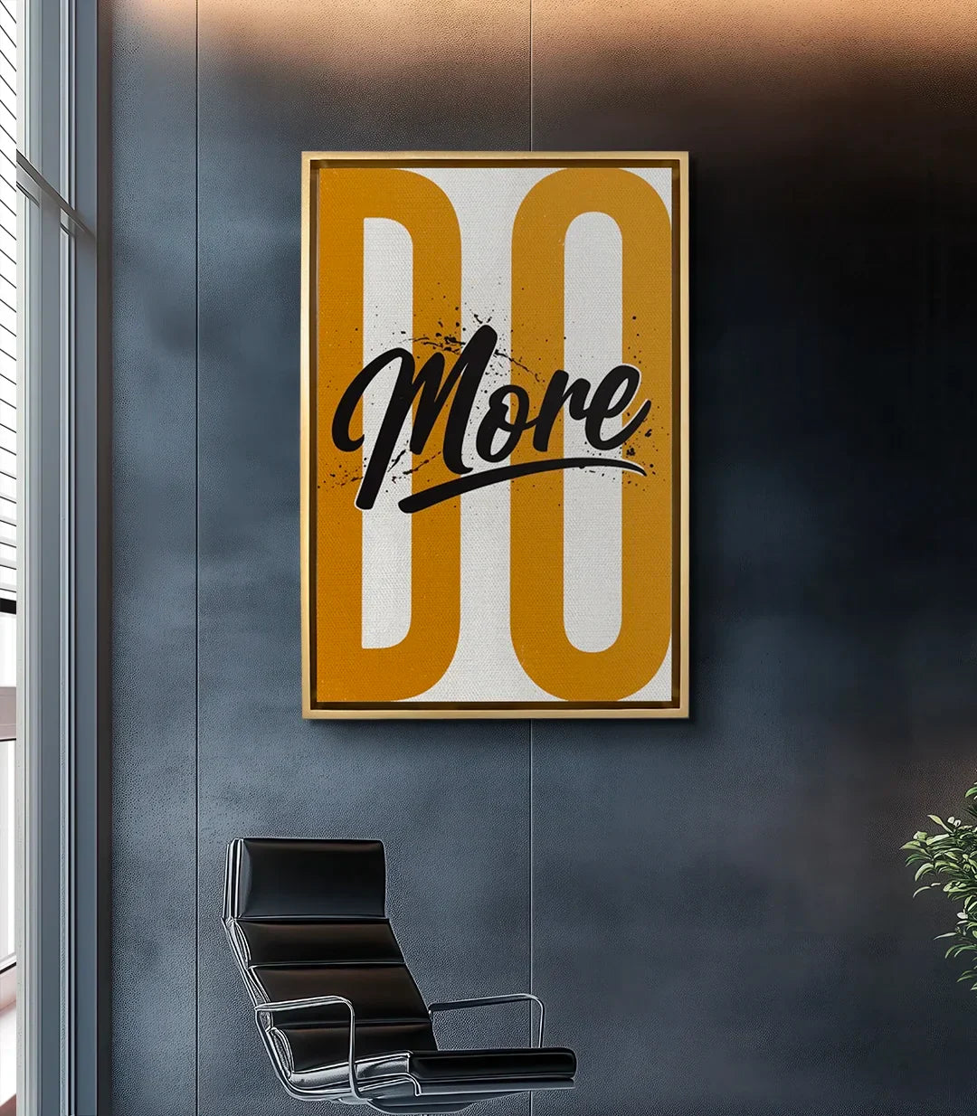 Cuadro Do More en salón moderno, sobre pared gris — Massinart