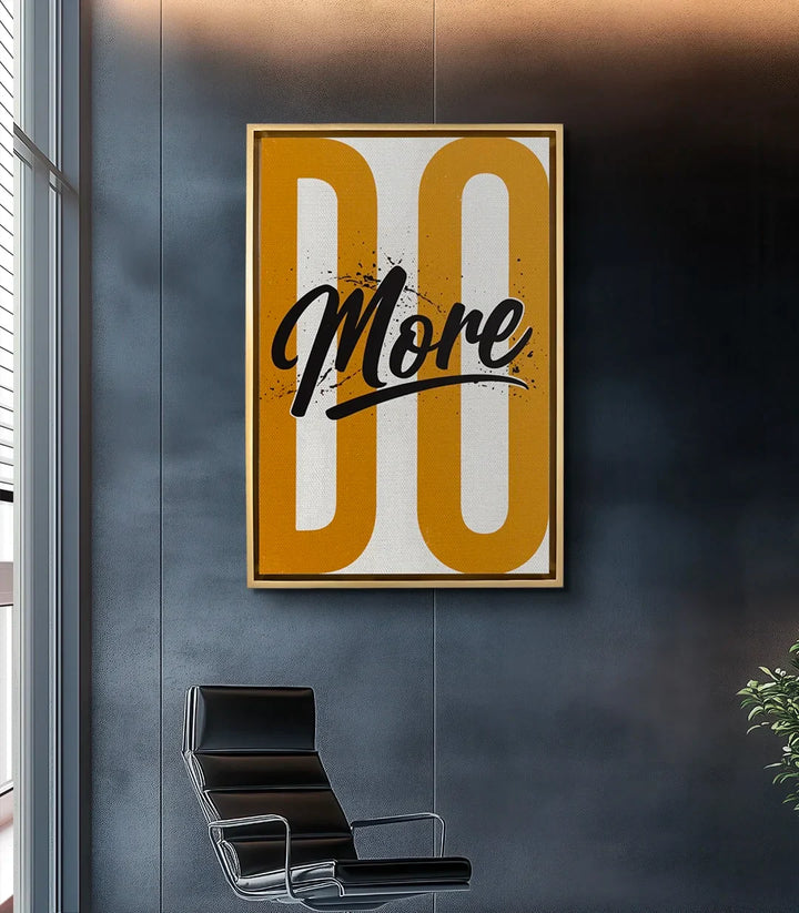 Cuadro Do More en salón moderno, sobre pared gris — Massinart