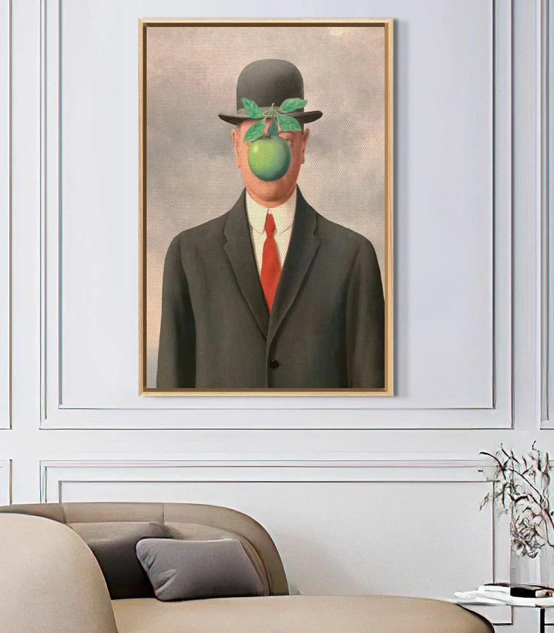 Cuadro El hijo del hombre en salón contemporáneo, arte surrealista como punto focal decorativo | Massinart