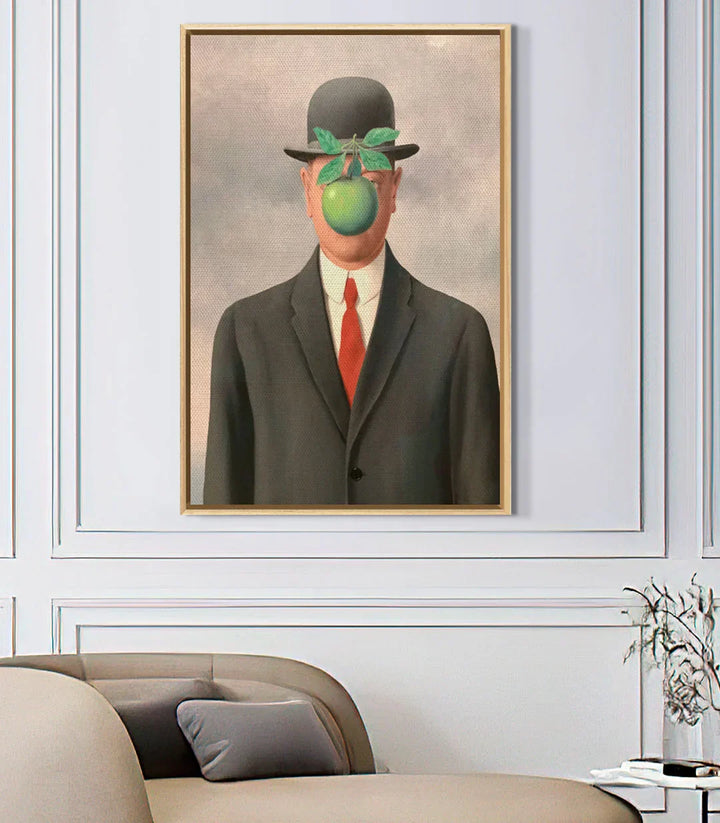 Cuadro El hijo del hombre en salón contemporáneo, arte surrealista como punto focal decorativo | Massinart
