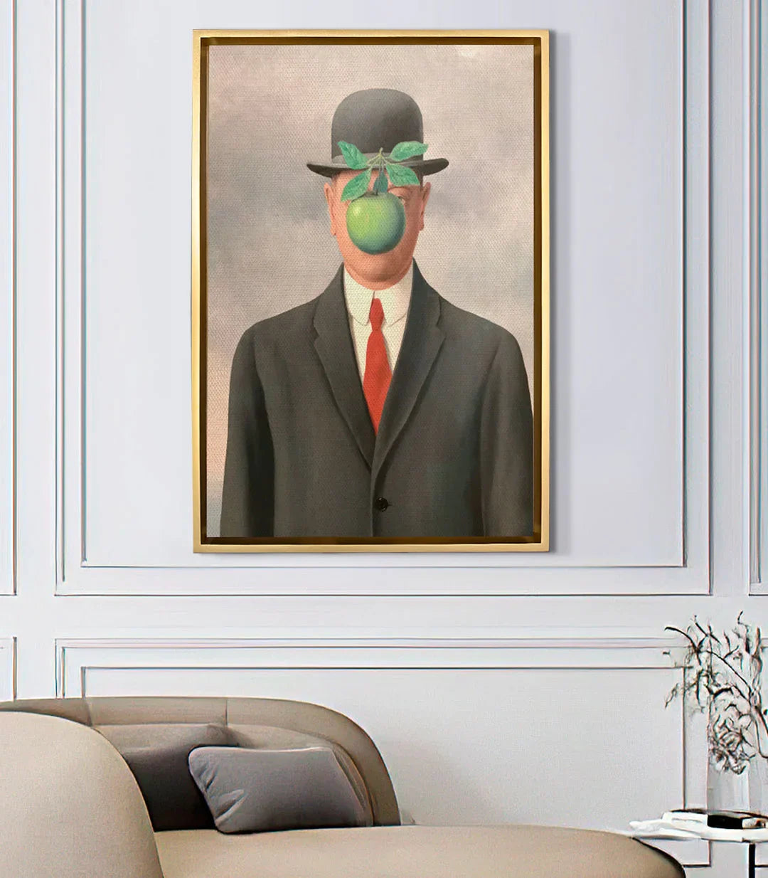 Cuadro El hijo del hombre en pasillo, retrato conceptual surrealista en decoración de pared | Massinart