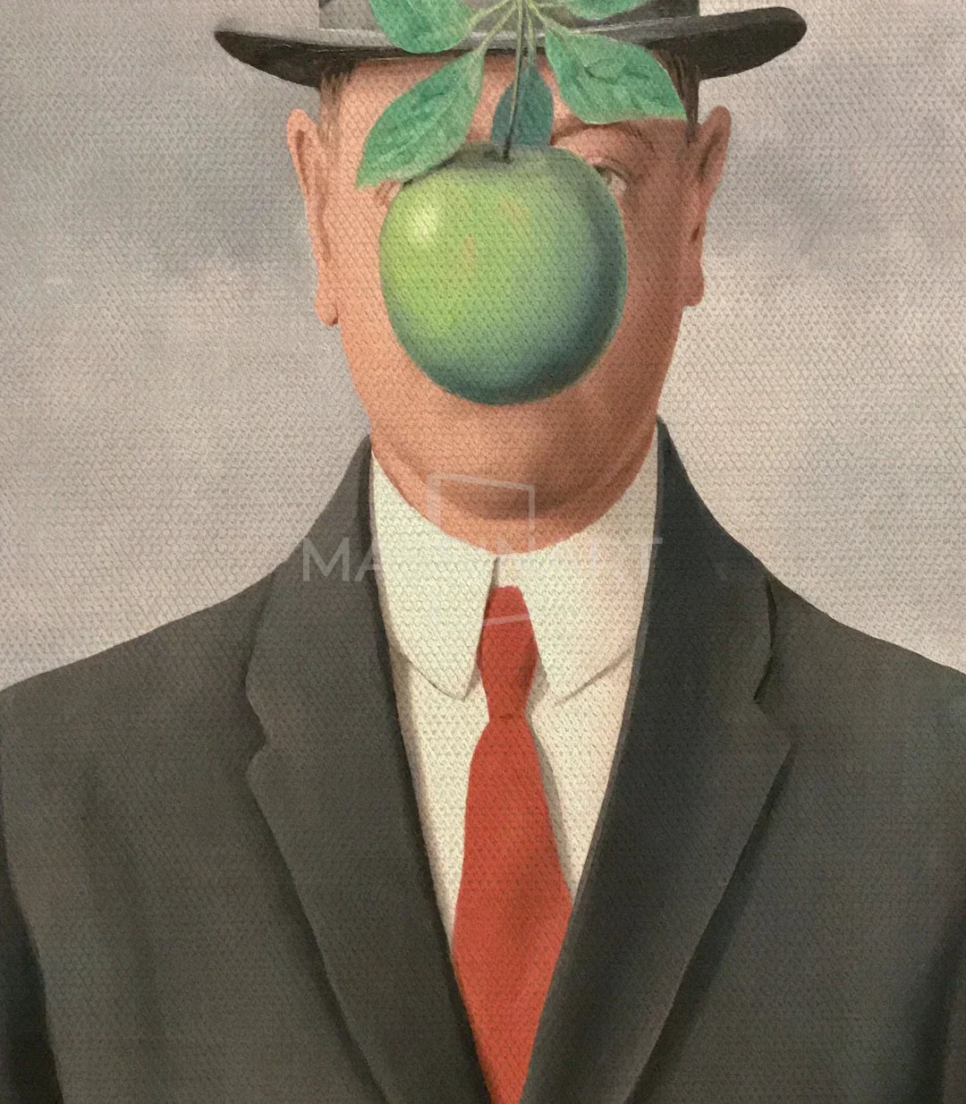 El hijo del hombre en ambientación de salón, cuadro decorativo surrealista | Massinart