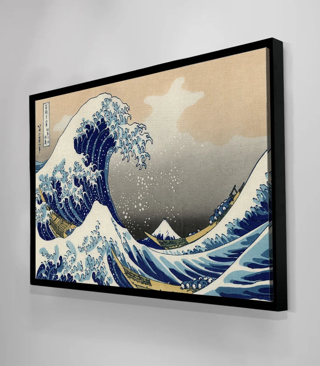 Cuadro La Gran Ola de Kanagawa sobre sofá en salón | Massinart