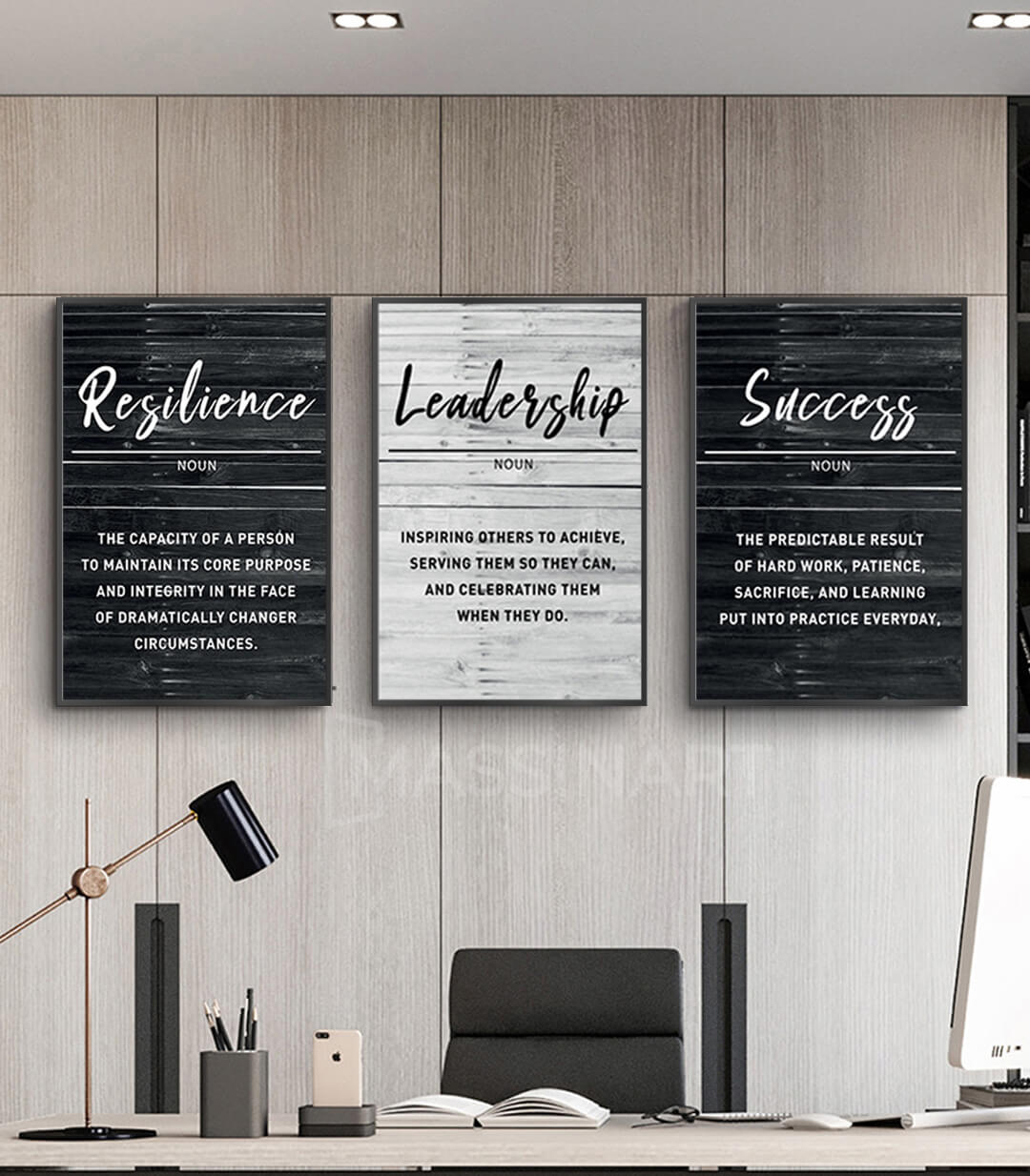 Set de 3 cuadros con frases motivadoras en blanco y negro ambientado en oficina moderna