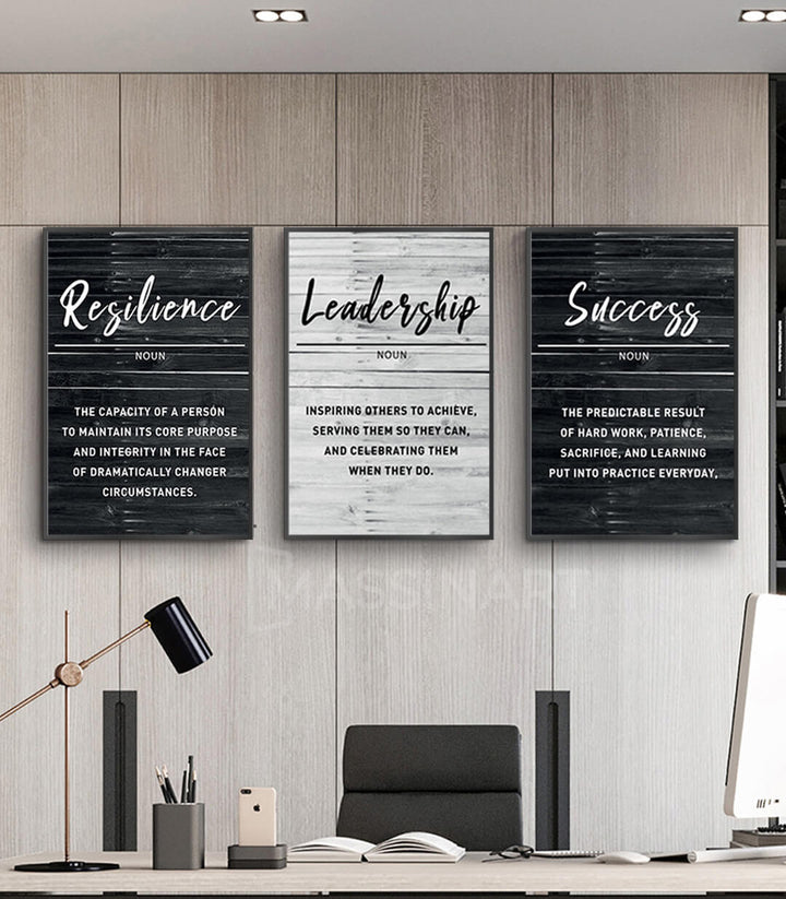 Set de 3 cuadros con frases motivadoras en blanco y negro ambientado en oficina moderna