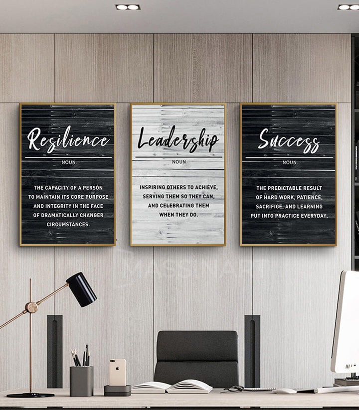 Tríptico de lienzos negro y blanco con tipografía minimalista para decoración de oficina profesional