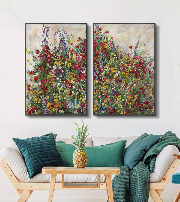 Cuadro floral abstracto en salón moderno — lienzo vertical con flores sobre sofá beige, Massinart