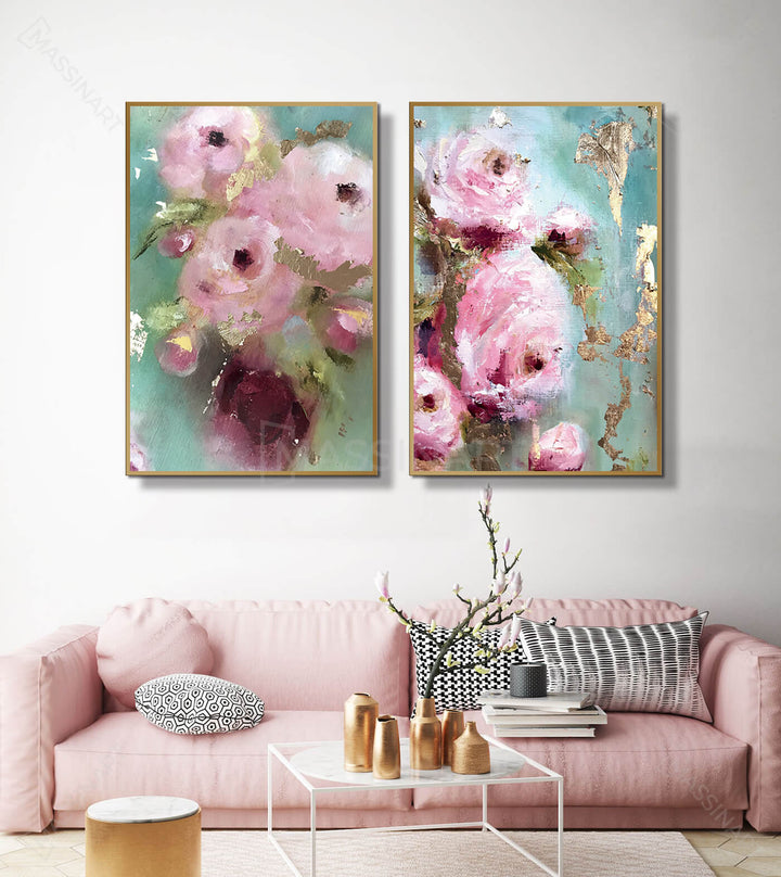 Detalle cuadro floral rosas y oro en decoración de interior sobre sofá — Massinart