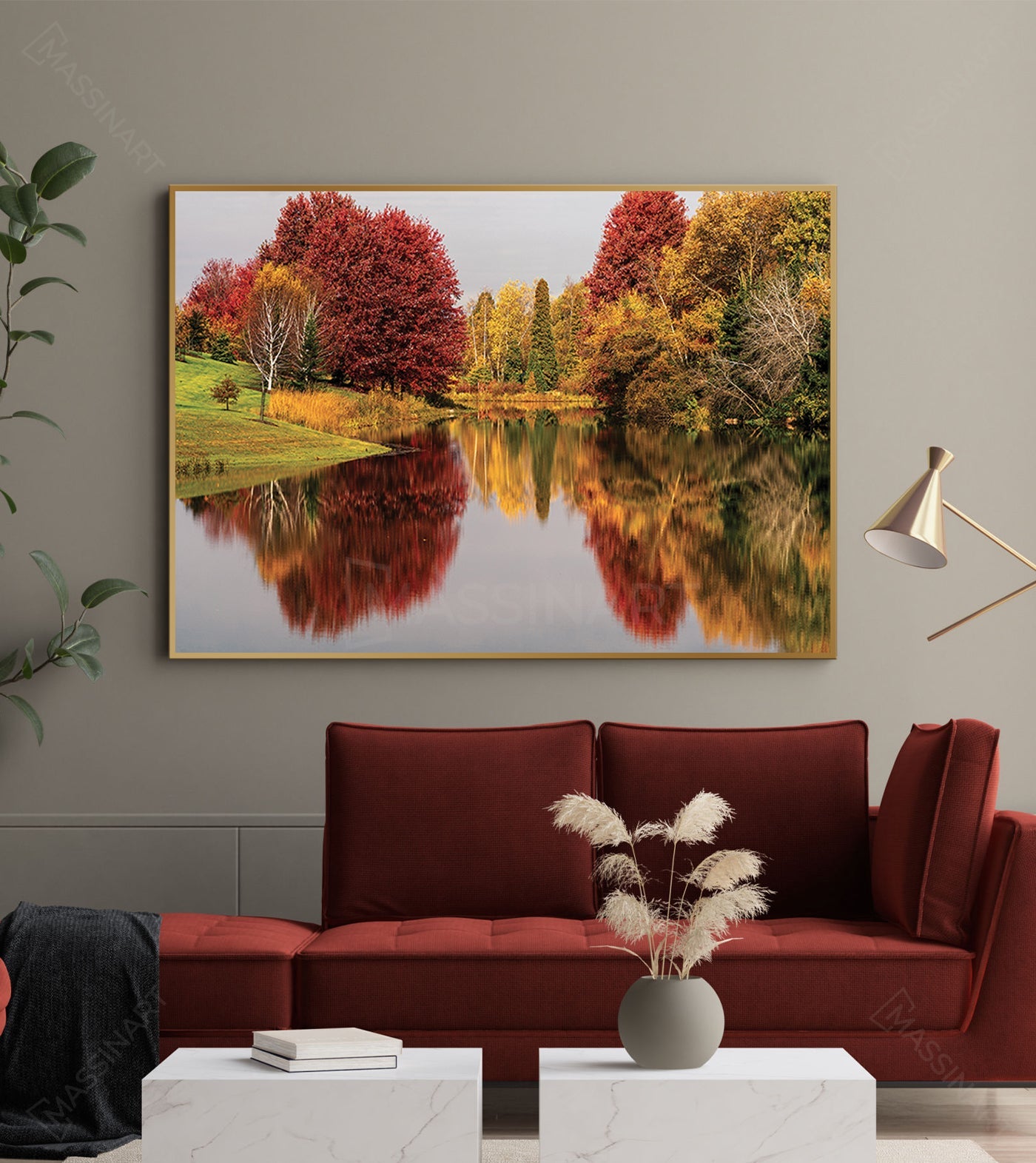 Autumn Trees — vista del cuadro enmarcado en madera maciza sobre pared decorada
