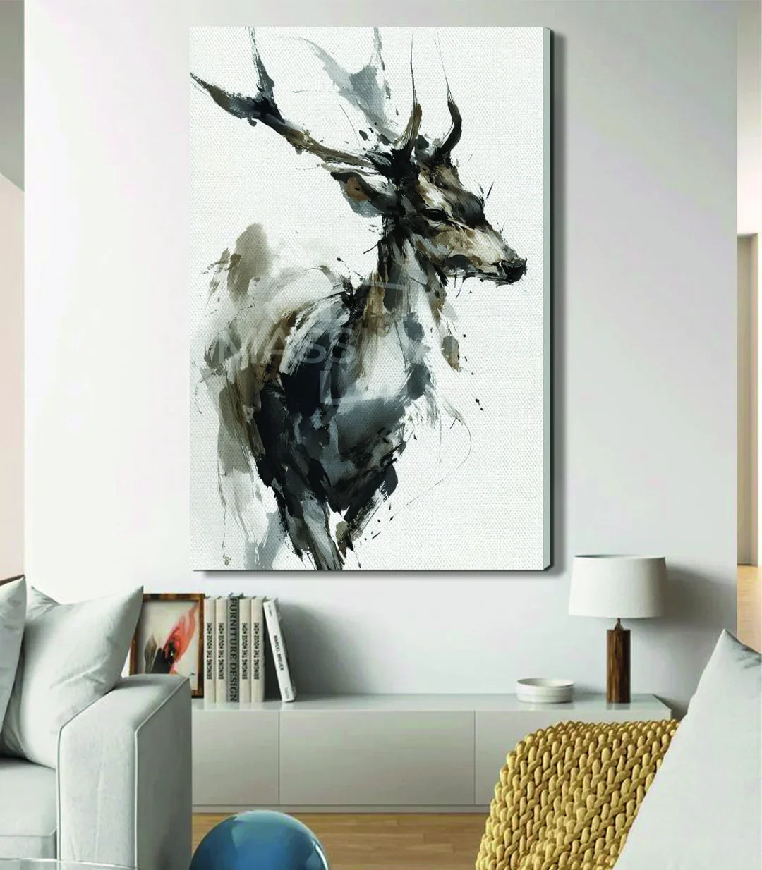 Cuadro Mystic Deer enmarcado en negro sobre pared de salón — Massinart