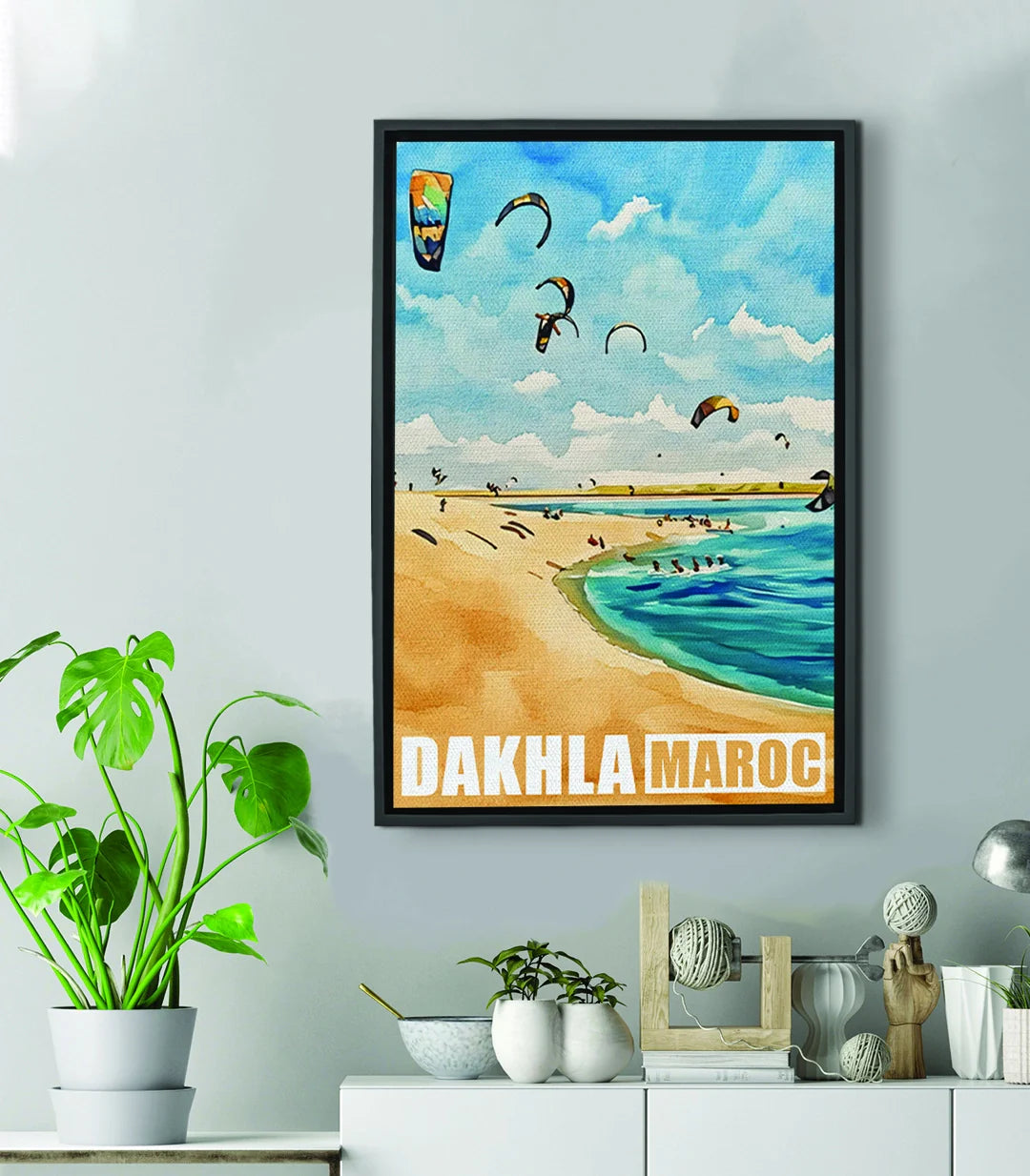 Cuadro Dakhla Marruecos — lámina vintage playa kitesurf, tonos azules y arena dorada, estilo travel-art