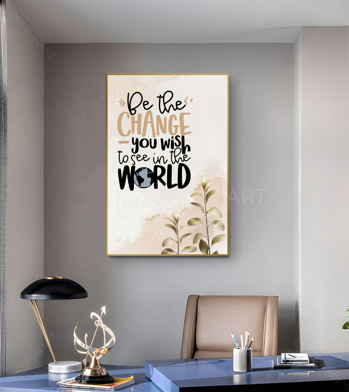 Decoración de oficina con cuadro Be the Change colgado sobre el escritorio, ambiente profesional e inspirador — Massinart
