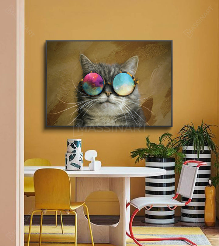 Cuadro gato con gafas de colores en ambientación de salón moderno con tonos rosas, decoración mural