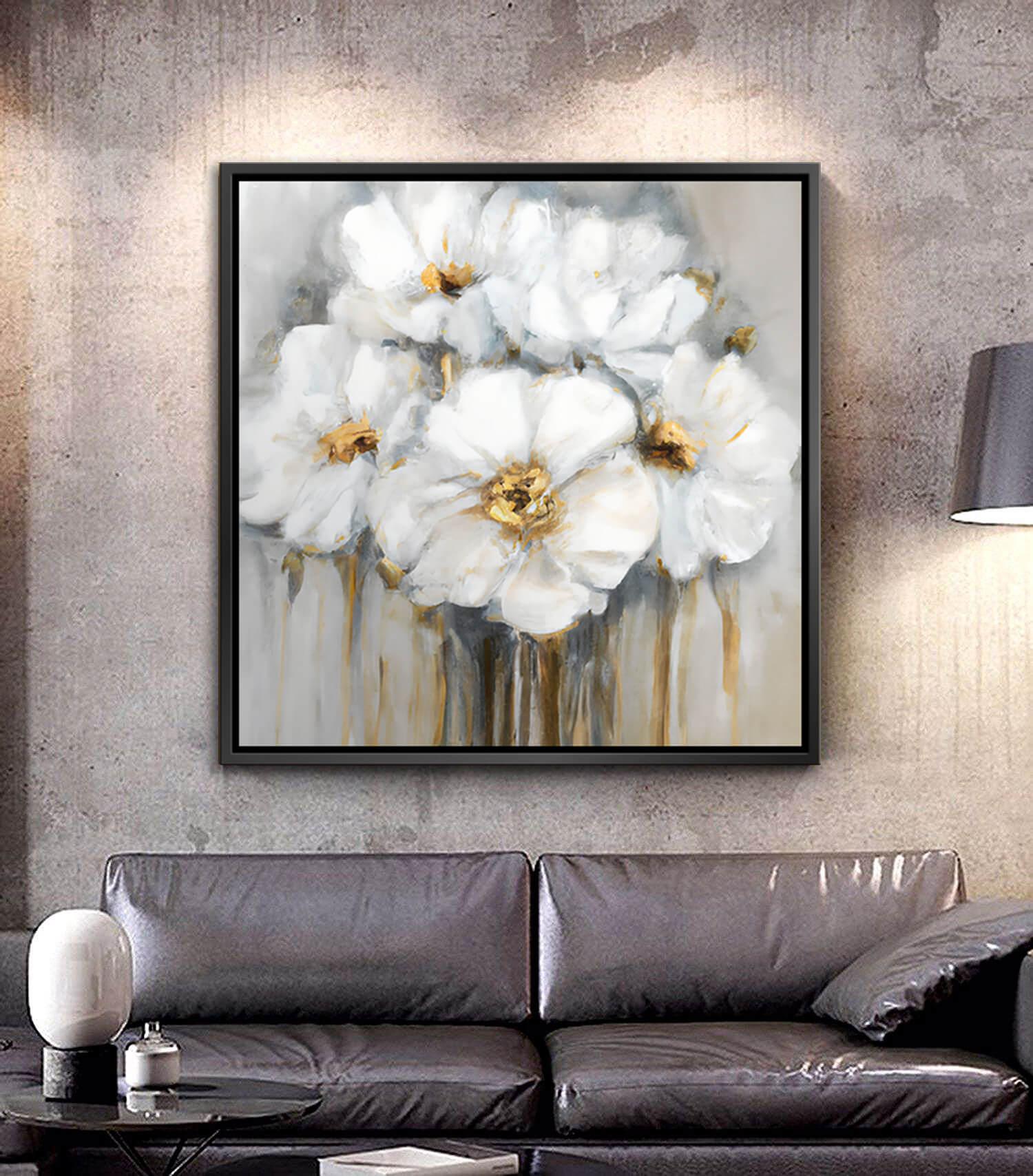 Cuadro floral blanco Silent Serenity en salón moderno, decoración de pared sobre sofá