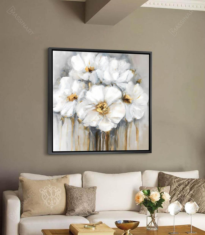 Cuadro flores blancas con marco dorado sobre sofá, decoración salón elegante Massinart