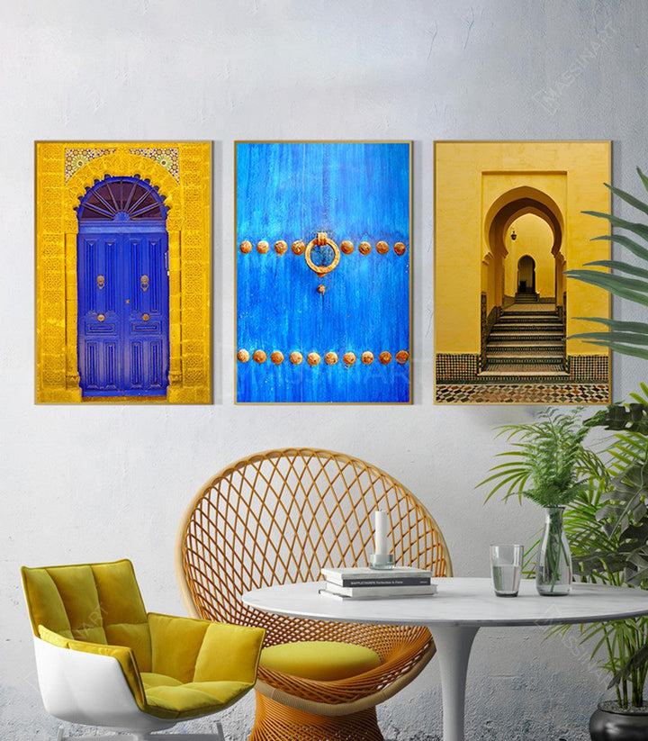 Cuadro puerta turquesa con tachuelas doradas, ambientación salón — Massinart