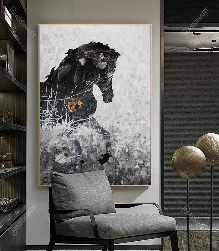 Cuadro de caballo abstracto sobre sofá en salón moderno minimalista — Massinart