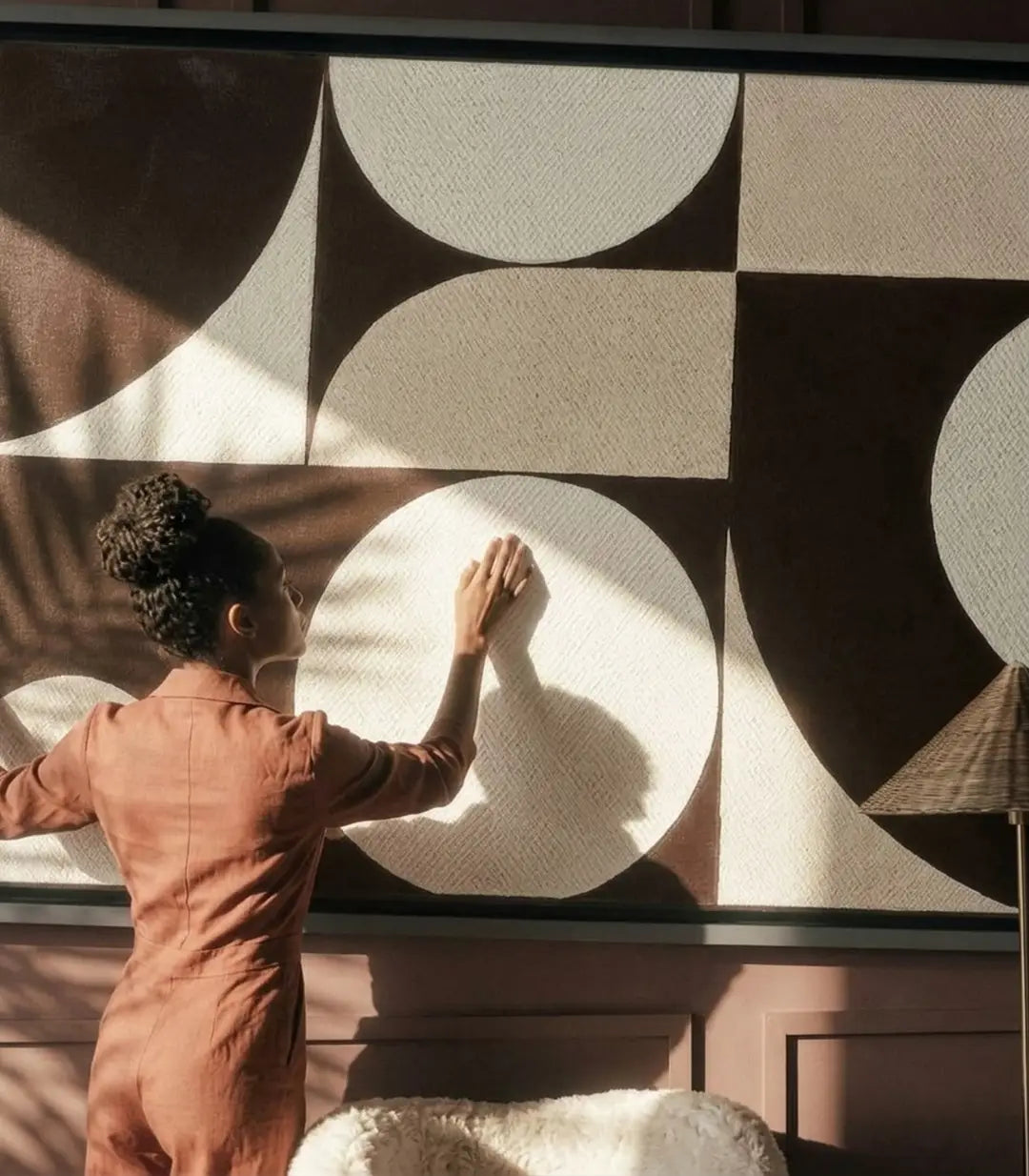 Ambiente salón con cuadro Spheres Massinart — arte abstracto con formas geométricas en beige y marrón